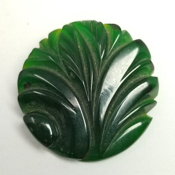 Vintage Green Round Carved Early Plastic Brooch, Leaf Design Lapel Pin, Art Deco - Picture 2 of 6